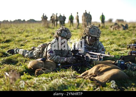 Mitglieder der Walisischen Garde bereiten ein General-Purpose Machine Guards (GPMG) vor, bevor der Prince of Wales, Colonel der Walisischen Garde, das 1. Bataillon der Walisischen Garde in Salisbury Plain, Wiltshire besucht wird, um zu erfahren, wie sie vom zeremoniellen Dienst zurück in die Field Army übergegangen sind. Bilddatum: Dienstag, 26. November 2024. Stockfoto