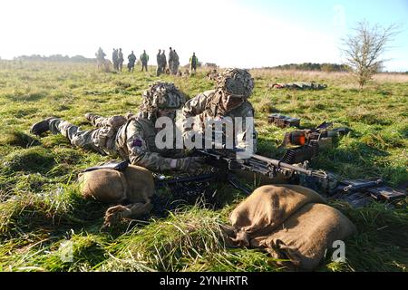 Mitglieder der Walisischen Garde bereiten ein General-Purpose Machine Guards (GPMG) vor, bevor der Prince of Wales, Colonel der Walisischen Garde, das 1. Bataillon der Walisischen Garde in Salisbury Plain, Wiltshire besucht wird, um zu erfahren, wie sie vom zeremoniellen Dienst zurück in die Field Army übergegangen sind. Bilddatum: Dienstag, 26. November 2024. Stockfoto