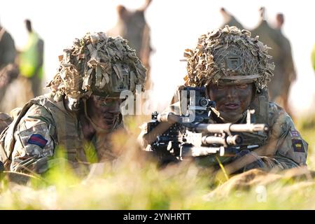 Mitglieder der Walisischen Garde bereiten ein General-Purpose Machine Guards (GPMG) vor, bevor der Prince of Wales, Colonel der Walisischen Garde, das 1. Bataillon der Walisischen Garde in Salisbury Plain, Wiltshire besucht wird, um zu erfahren, wie sie vom zeremoniellen Dienst zurück in die Field Army übergegangen sind. Bilddatum: Dienstag, 26. November 2024. Stockfoto