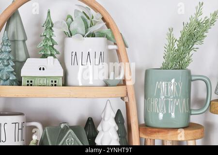 Ermany, November 2024: Wunderschöne Weihnachtsdekoration im Bauernhaus- oder Boho-Stil mit Tassen in trendigen weiß- und mintgrünen Farben Stockfoto