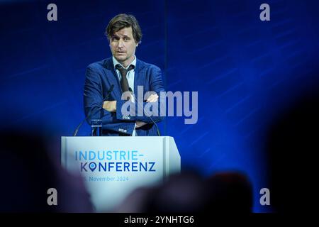 Berlin, Deutschland. November 2024. Moritz Schularick, Präsident des IWF-Kiel, spricht vor den Teilnehmern der vom Bundesministerium für Wirtschaft organisierten „Industriekonferenz 2024“. Quelle: Kay Nietfeld/dpa/Alamy Live News Stockfoto