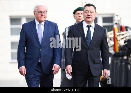 Berlin, Deutschland. November 2024. Bundespräsident Frank-Walter Steinmeier (l) begrüßt Sadir Japarov, den Präsidenten der Kirgisischen Republik, mit militärischen Ehren im Schloss Bellevue. Quelle: Sebastian Christoph Gollnow/dpa/Alamy Live News Stockfoto