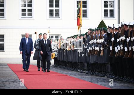 Berlin, Deutschland. November 2024. Bundespräsident Frank-Walter Steinmeier (l) begrüßt Sadir Japarov (2. Von links), den Präsidenten der Kirgisischen Republik, mit militärischen Ehren im Schloss Bellevue. Quelle: Sebastian Christoph Gollnow/dpa/Alamy Live News Stockfoto