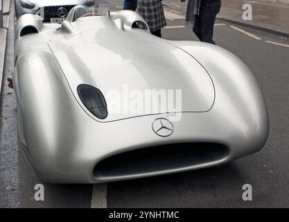 Blick auf einen 1955er Mercedes-Benz W 196 R Show Car mit stromlinienförmiger Karosserie in der Pall Mall, während des 2024er St. James Motoring Spectacular Stockfoto