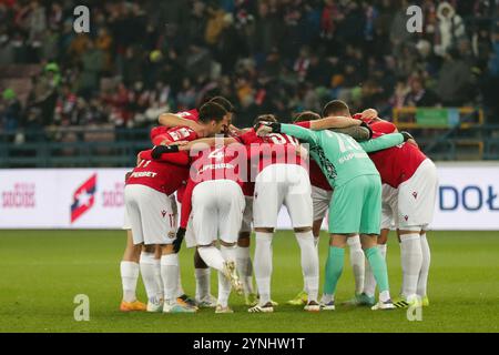 Krakau, Polen. November 2024. Spieler von Wisla Krakau, die während des Fußballspiels BETCLIC 1 POLNISCHE LIGA 2024/2025 zwischen Wisla Krakau und Stal Rzeszow im Stadtstadion zu sehen waren. Endpunktzahl: Wisla Krakau 1:1 Stal Rzeszow. (Foto: Grzegorz Wajda/SOPA Images/SIPA USA) Credit: SIPA USA/Alamy Live News Stockfoto