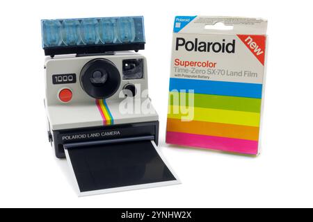 Dieren, Niederlande - 27. Oktober 2023: Alte Polaroid Sofortbildkamera mit Blitz und Fotopaket vor weißem Hintergrund in Dieren, Stockfoto