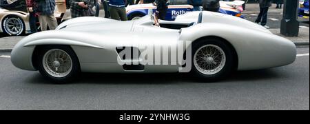 Seitenansicht eines 1955er Mercedes-Benz W 196 R Show Car mit stromlinienförmiger Karosserie in der Pall Mall während des 2024er St. James Motoring Spectacular Stockfoto