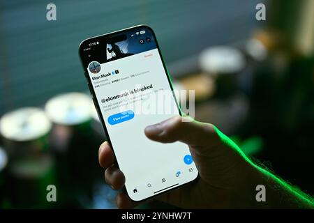 Warschau, Polen. November 2024. Elon Musks Profil wird auf dem X blockiert gesehen, das früher als Twitter-Anwendung bekannt war, in diesem Illustrationsfoto, das am 26. November 2024 in Warschau, Polen aufgenommen wurde. (Foto: Jaap Arriens/SIPA USA) Credit: SIPA USA/Alamy Live News Stockfoto
