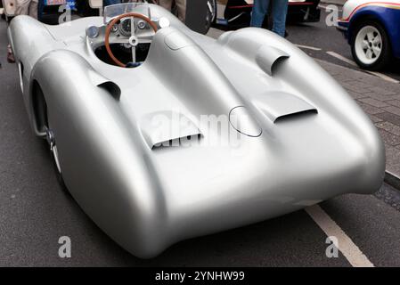 Blick auf einen 1955er Mercedes-Benz W 196 R Show Car mit stromlinienförmiger Karosserie in der Pall Mall, während des 2024er St. James Motoring Spectacular Stockfoto