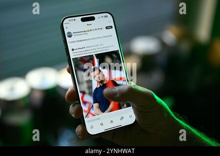 Warschau, Polen. November 2024. Ein Beitrag mit einem Bild des rechtsextremen Aktivisten und Anti-Islam-Aktivisten Tommy Robinson ist auf diesem Illustrationsfoto zu sehen, das am 26. November 2024 in Warschau aufgenommen wurde. (Foto: Jaap Arriens/SIPA USA) Credit: SIPA USA/Alamy Live News Stockfoto