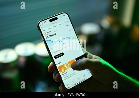 Warschau, Polen. November 2024. Eine Grafik mit dem Bitcoin-Preis ist auf der X, formerl, bekannt als Twitter-App, in diesem Illustrationsfoto zu sehen, das am 26. November 2024 in Warschau, Polen aufgenommen wurde. (Foto: Jaap Arriens/SIPA USA) Credit: SIPA USA/Alamy Live News Stockfoto