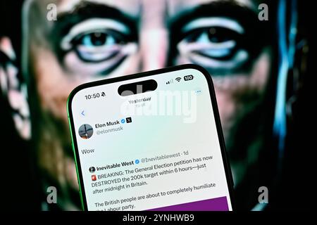Warschau, Polen. November 2024. Elon Musks Wiederaufnahme eines Aufrufs für die Parlamentswahlen in Großbritannien ist auf diesem Foto zu sehen, das am 26. November 2024 in Warschau, Polen, aufgenommen wurde. (Foto: Jaap Arriens/SIPA USA) Credit: SIPA USA/Alamy Live News Stockfoto