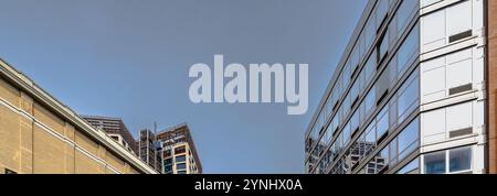 Manhattan, New York, USA - 16. Februar 2024: Blick auf die Hight Line mit ihren typischen Gebäuden von oben, während Menschen an einem grauen Wintertag besuchen Stockfoto