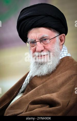 25. November 2024, Teheran, Iran: Der iranische Oberste Führer Ayatollah ALI KHAMENEI spricht während seines Treffens mit den paramilitärischen Mitgliedern der Basidsch-Kräfte in Teheran. Die Basidsch, verbunden mit der Revolutionsgarde, sind leidenschaftliche Unterstützer des islamischen Regimes im Iran. (Foto: © Iranian Supreme Leader's Office via ZUMA Press Wire) NUR REDAKTIONELLE VERWENDUNG! Nicht für kommerzielle ZWECKE! Stockfoto