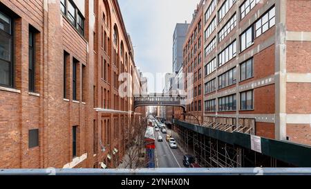 Manhattan, New York, USA - 16. Februar 2024: Blick auf die Hight Line mit ihren typischen Gebäuden von oben, während Menschen an einem grauen Wintertag besuchen Stockfoto
