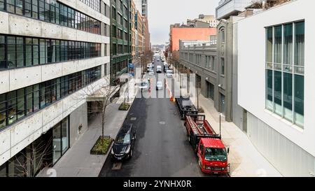 Manhattan, New York, USA - 16. Februar 2024: Blick auf die Hight Line mit ihren typischen Gebäuden von oben, während Menschen an einem grauen Wintertag besuchen Stockfoto