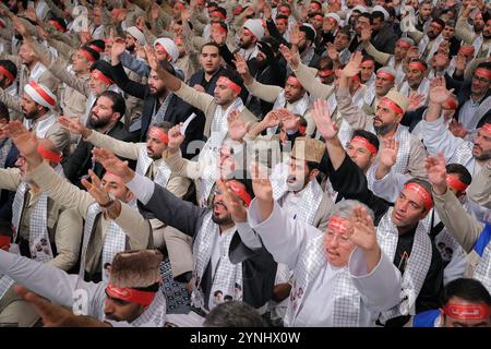 25. November 2024, Teheran, Iran: Iranische Mitglieder der Basidsch-Miliz winken, während sie während eines Treffens in Teheran einer Rede des Obersten Führers des Iran zuhören. Die Basidsch, verbunden mit der Revolutionsgarde, sind leidenschaftliche Unterstützer des islamischen Regimes im Iran. (Foto: © Iranian Supreme Leader's Office via ZUMA Press Wire) NUR REDAKTIONELLE VERWENDUNG! Nicht für kommerzielle ZWECKE! Stockfoto