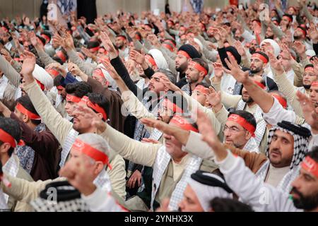 25. November 2024, Teheran, Iran: Iranische Mitglieder der Basidsch-Miliz winken, während sie während eines Treffens in Teheran einer Rede des Obersten Führers des Iran zuhören. Die Basidsch, verbunden mit der Revolutionsgarde, sind leidenschaftliche Unterstützer des islamischen Regimes im Iran. (Foto: © Iranian Supreme Leader's Office via ZUMA Press Wire) NUR REDAKTIONELLE VERWENDUNG! Nicht für kommerzielle ZWECKE! Stockfoto