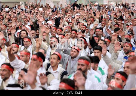 25. November 2024, Teheran, Iran: Iranische Mitglieder der Basidsch-Miliz winken, während sie während eines Treffens in Teheran einer Rede des Obersten Führers des Iran zuhören. Die Basidsch, verbunden mit der Revolutionsgarde, sind leidenschaftliche Unterstützer des islamischen Regimes im Iran. (Foto: © Iranian Supreme Leader's Office via ZUMA Press Wire) NUR REDAKTIONELLE VERWENDUNG! Nicht für kommerzielle ZWECKE! Stockfoto