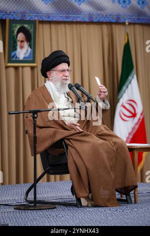 25. November 2024, Teheran, Iran: Der iranische Oberste Führer Ayatollah ALI KHAMENEI spricht während seines Treffens mit den paramilitärischen Mitgliedern der Basidsch-Kräfte in Teheran. Die Basidsch, verbunden mit der Revolutionsgarde, sind leidenschaftliche Unterstützer des islamischen Regimes im Iran. (Foto: © Iranian Supreme Leader's Office via ZUMA Press Wire) NUR REDAKTIONELLE VERWENDUNG! Nicht für kommerzielle ZWECKE! Stockfoto