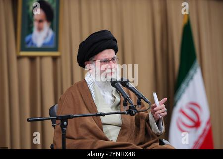 25. November 2024, Teheran, Iran: Der iranische Oberste Führer Ayatollah ALI KHAMENEI spricht während seines Treffens mit den paramilitärischen Mitgliedern der Basidsch-Kräfte in Teheran. Die Basidsch, verbunden mit der Revolutionsgarde, sind leidenschaftliche Unterstützer des islamischen Regimes im Iran. (Foto: © Iranian Supreme Leader's Office via ZUMA Press Wire) NUR REDAKTIONELLE VERWENDUNG! Nicht für kommerzielle ZWECKE! Stockfoto