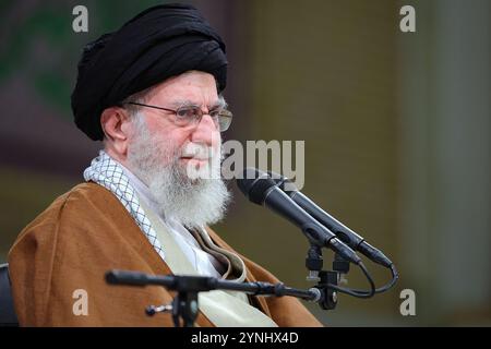 25. November 2024, Teheran, Iran: Der iranische Oberste Führer Ayatollah ALI KHAMENEI spricht während seines Treffens mit den paramilitärischen Mitgliedern der Basidsch-Kräfte in Teheran. Die Basidsch, verbunden mit der Revolutionsgarde, sind leidenschaftliche Unterstützer des islamischen Regimes im Iran. (Foto: © Iranian Supreme Leader's Office via ZUMA Press Wire) NUR REDAKTIONELLE VERWENDUNG! Nicht für kommerzielle ZWECKE! Stockfoto