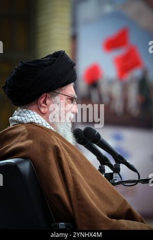 25. November 2024, Teheran, Iran: Der iranische Oberste Führer Ayatollah ALI KHAMENEI spricht während seines Treffens mit den paramilitärischen Mitgliedern der Basidsch-Kräfte in Teheran. Die Basidsch, verbunden mit der Revolutionsgarde, sind leidenschaftliche Unterstützer des islamischen Regimes im Iran. (Foto: © Iranian Supreme Leader's Office via ZUMA Press Wire) NUR REDAKTIONELLE VERWENDUNG! Nicht für kommerzielle ZWECKE! Stockfoto