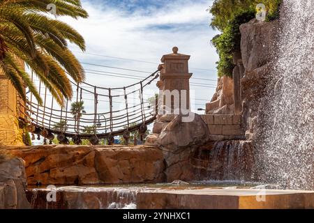 Las Vegas, USA - 18. April 2012: Brunnen und Garten des luxuriösen Mandalay Bay Hotel and Casino auf dem Strip, Paradise, Las vegas, Nevada. Stockfoto