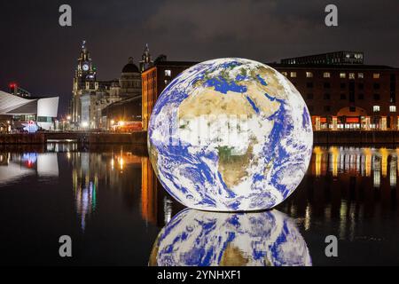 Schwimmende Erde im Albert Dock von Liverpool Stockfoto