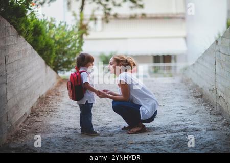 Eine spielerische Interaktion zwischen einer Mutter und ihrem kleinen Sohn findet im Freien statt. Das Paar teilt einen Moment der Verbindung, während es von umgeben ist Stockfoto