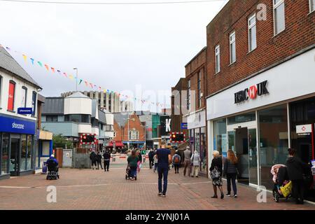 Poole, Dorset, England. Oktober 2024. Farbblick auf viele der High Street Shops in Poole. Stockfoto