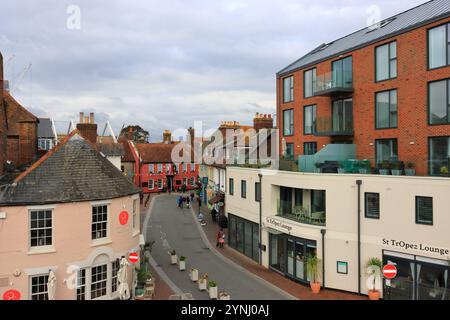 Poole, Dorset, England. Oktober 2024. Blick auf die High Street in Poole und einige der Geschäfte am Ufer. Stockfoto