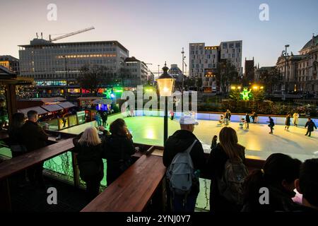 Eislaufen am Stachus, Vergnügen beim Münchner Eiszauber, November 2024 Deutschland, München, November 2024, Münchner Eiszauber, Eislaufen am Stachus, Open Air Eislaufevent Handschuh in der Stadt, Zuschauer schauen von oben dem fröhlichen Treiben zu, nachmittags um 16:35 Uhr, Dämmerung, Herbst, Winter, Weihnachtszeit, Bayern, *** Schlittschuhlaufen bei Stachus, Spaß beim Munich Ice Magic, November 2024 Deutschland, München, November 2024, Munich Ice Magic, Schlittschuhlaufen in Stachus, Open-Air-Schlittschuhlaufen mitten in der Stadt, Zuschauer beobachten das fröhliche Gehen von oben, nachmittags um 4,35 Uhr, zwielichtig Stockfoto