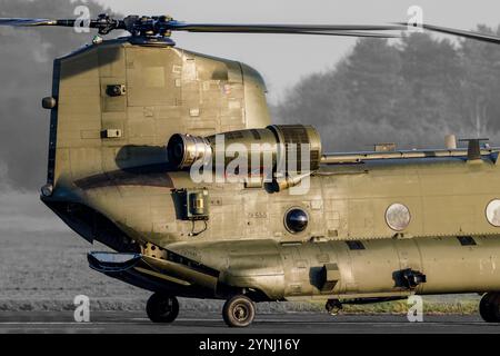 Detaillierte Seitenansicht eines Chinook Hubschraubers mit robuster Technik und unverwechselbarem zweimotorigen Design. Das Bild hebt die des Flugzeugs hervor Stockfoto