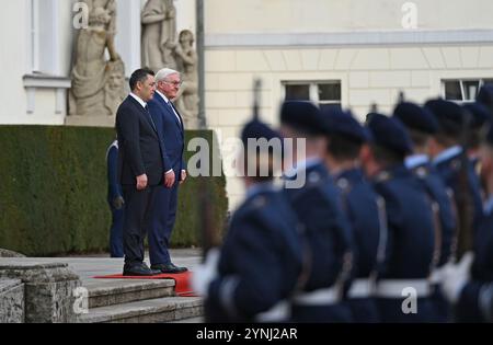 Berlin, Deutschland. November 2024. Bundespräsident Frank-Walter Steinmeier (2. V. rechts) begrüßt Sadir Japarov (r), den Präsidenten der Kirgisischen Republik, mit militärischen Ehren im Schloss Bellevue. Quelle: Leonie Asendorpf/dpa/Alamy Live News Stockfoto