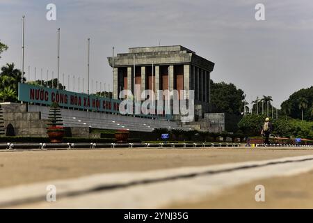 Leerer Boulevard, der an einem sonnigen Tag im Dezember 2014 an der Vorderseite des Präsidenten Ho Chi Minh Mausoleum liegt. Hanoi, Vietnam Stockfoto