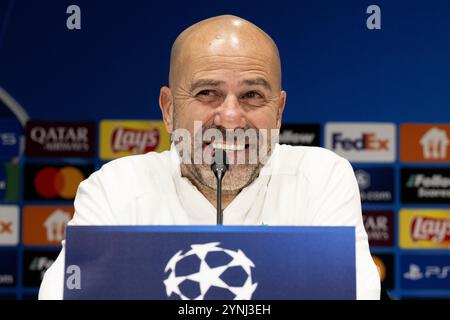 EINDHOVEN - PSV-Trainer Peter Bosz während der Pressekonferenz vor dem Champions-League-Spiel gegen Schachtar Donezk. ANP OLAF KRAAK netherlands Out - belgien Out Stockfoto