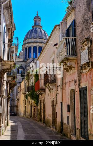 Die Kuppel des Duomo di San Giorgio aus der gewundenen Via Camerina in Ragusa, Sizilien, Italien Stockfoto