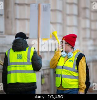 London, Großbritannien. November 2024. Mitglieder der Gewerkschaft PCS, Public and Commercial Services protestieren vor dem Kabinettsbüro 70 Whitehall Credit: Richard Lincoln/Alamy Live News Stockfoto