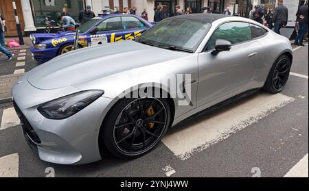 Dreiviertel Vorderansicht des neuen Mercedes AMG Coupés Silver, 2024, ausgestellt in der Pall Mall, während des St. James Motoring Spectacular 2024 Stockfoto