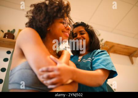 Jossigny, Frankreich. Februar 2023. Brindini Senthilkumaran, ein Osteopath in der Region Paris, führt vor der Behandlung eines Patienten grundlegende Tests durch, um herauszufinden, mit welchem Teil der Wirbelsäule begonnen werden soll. Brindini Senthilkumaran ist ein französischer Osteopath, der auf perinatale Pflege und Frauengesundheit spezialisiert ist. (Foto: Apolline Guillerot-Malick/SOPA Images/SIPA USA) Credit: SIPA USA/Alamy Live News Stockfoto