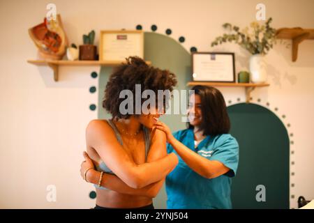 Jossigny, Frankreich. Februar 2023. Brindini Senthilkumaran, ein Osteopath in der Region Paris, führt vor der Behandlung eines Patienten grundlegende Tests durch, um herauszufinden, mit welchem Teil der Wirbelsäule begonnen werden soll. Brindini Senthilkumaran ist ein französischer Osteopath, der auf perinatale Pflege und Frauengesundheit spezialisiert ist. (Foto: Apolline Guillerot-Malick/SOPA Images/SIPA USA) Credit: SIPA USA/Alamy Live News Stockfoto