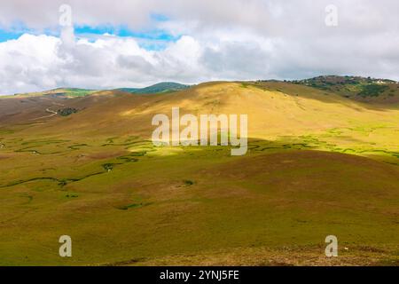 Hochland mit Mäandern und Hügeln mit Schatten der Wolken. Persembe Plateau in der Provinz Ordu in der Türkei. Stockfoto