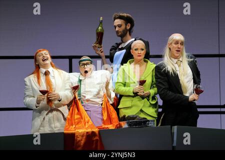 Maeve Metelka als Eisenring, ein Kellner, Kathrin Wehlisch als Gottlieb Biedermann, Maximilian Diehle als Anna, ein Dienstmädchen, Pauline Knof als Babette Biedermann und Max Gindorff als Schmitz, ein Ringer, v.l., während der Fotoprobe für das Stück Biedermann und die Brandstifter im Berliner Ensemble in Berlin, 25. November 2024. // Von Max Frisch. Regie Fritzi Wartenberg. Bühne Jessica Rockstroh. Kostüme Esther von der Decken. Premiere ist am 29. November 2024. Berliner Ensemble Biedermann und die Brandstifter *** Maeve Metelka als Eisenring, eine Kellnerin, Kathrin Wehlisch als Gottlieb Biederman Stockfoto