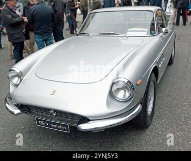 Dreiviertel-Vorderansicht eines Ferrari 330 GTC von Pininfarina aus dem Jahr 1968, ausgestellt auf dem 2024, St. James Motoriing Spectacular Stockfoto