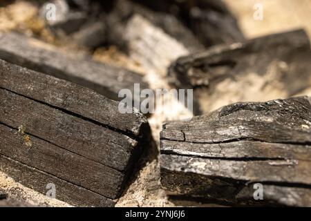 Verbranntes Brennholz aus Nahaufnahme mit verbrannten Texturen Stockfoto