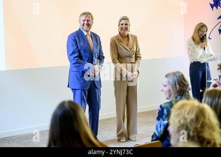 Hilversum, Niederlande, 2024-11-26 12:47:52 HILVERSUM, 2611-2024, Centraal Museum UtrechtKönig Willem Alexander und Königin Máxima überreichen die Wachstumszertifikate in Hilversum an die 22 teilnehmenden Organisationen der vierten Ausgabe des Oranje Fonds Growth Program. FOTO: NLBeeld/Patrick van EMST Credit: NL Beeld / Patrick van EMST Stockfoto