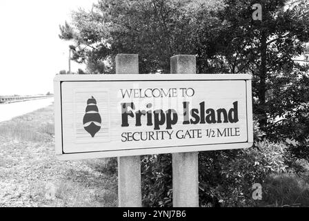 Begrüßungsschild auf Fripp Island, South Carolina, USA, markiert den Eingang zu diesem privaten Küstenresort. Stockfoto