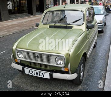 Dreiviertel Vorderansicht eines grünen Renault 4, 1983, ausgestellt in der Pall Mall, während des St. James Motoring Spectacular 2024 Stockfoto