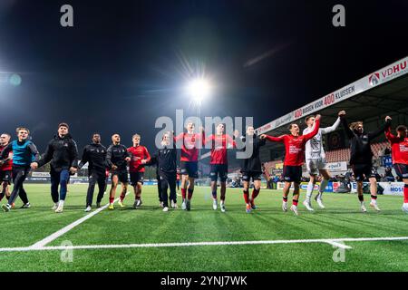 HELMOND, NIEDERLANDE - 25. NOVEMBER: Tobias Pachonik von Helmond Sport, Jonas Scholz von Helmond Sport, Sam Bisselink von Helmond Sport, Theo Golliard von Helmond Sport, Lennerd Daneels von Helmond Sport, Bryan Van Hove von Helmond Sport, Helgi Frodi Ingason von Helmond Sport, Tom Hendriks von Helmond Sport, Alen Dizdarevic Kevin Aben von Helmond Sport, Onesime Zimuangana von Helmond Sport, Tarik Essakkati von Helmond Sport, Stockfoto